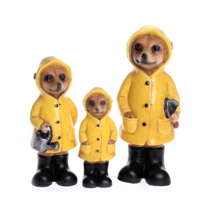 Drei Erdmännchen-Figuren mit gelben Regenmänteln und schwarzen Stiefeln, Gartendeko.