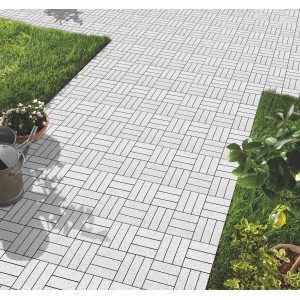 Verlegte Florco Naturstein Klickfliese Stone Granit, 30x30cm, im Garten.