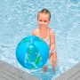 Kind im Pool mit blauem Bestway Wasserball (Ø 34 cm) mit Kaktus Motiv.