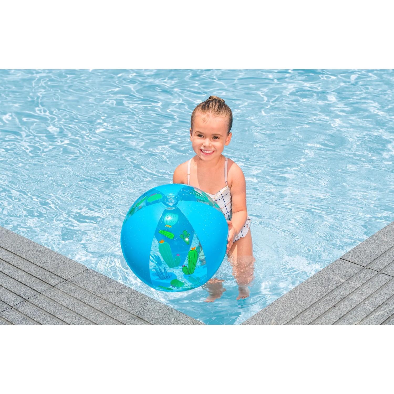 Kind im Pool mit blauem Bestway Wasserball (Ø 34 cm) mit Kaktus Motiv.