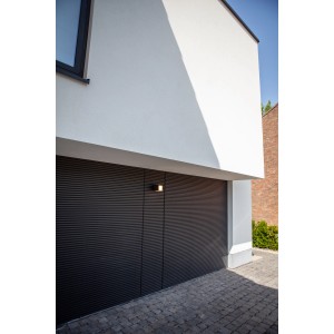 Moderne Lutec LED-Außenwandleuchte Cuba in Anthrazit an einer Hauswand.