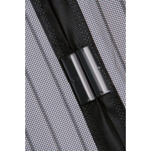 Detailaufnahme: Easymaxx Tür-Moskitonetz Magic Klick, schwarzes Netz mit Magnetverschluss.