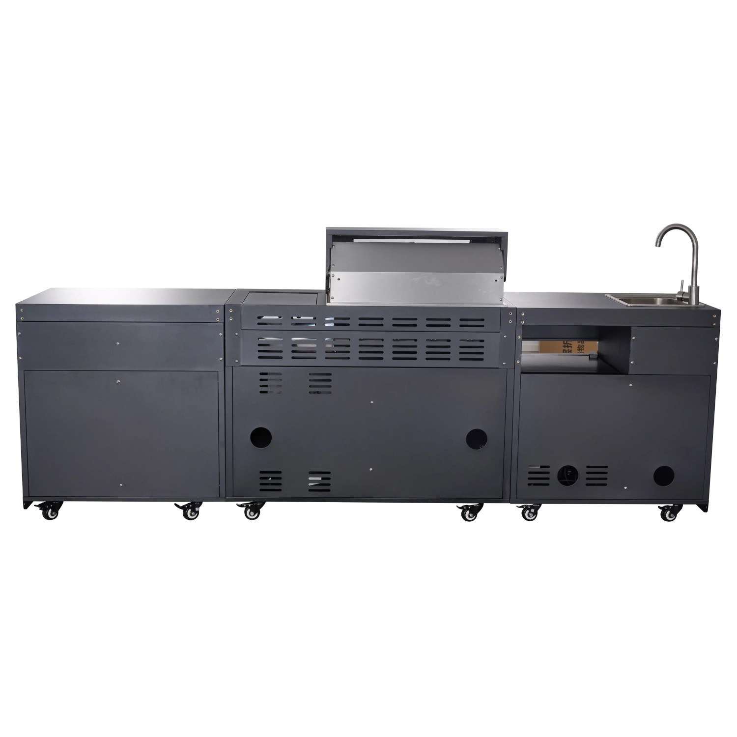 Schwarze Buschbeck Outdoorküche King Range mit Grill, Spüle und Kühlschrank auf Rollen.