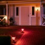 Philips Hue Econic Sockelleuchten in Rot beleuchten Gartenweg. Intelligente Gartenbeleuchtung.