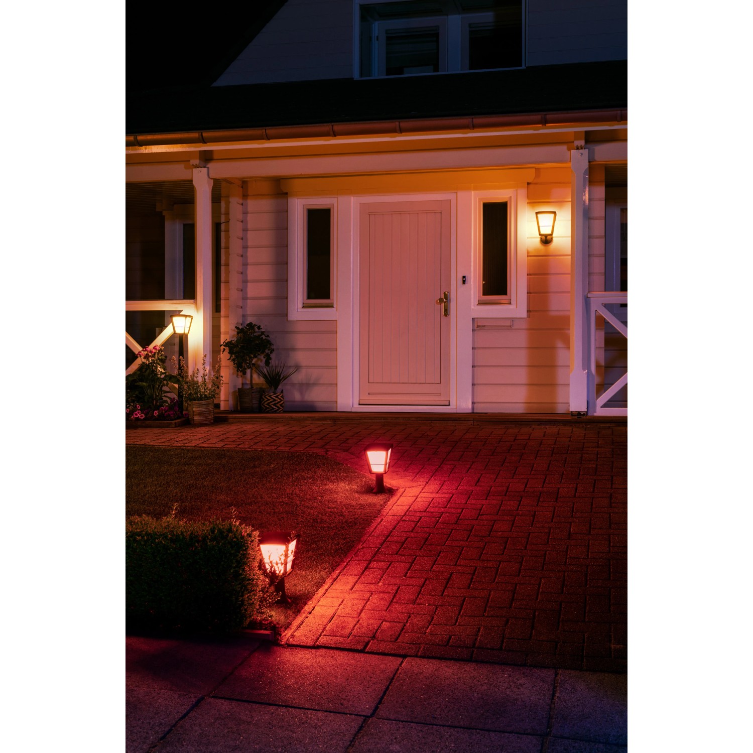 Philips Hue Econic Sockelleuchten in Rot beleuchten Gartenweg. Intelligente Gartenbeleuchtung.