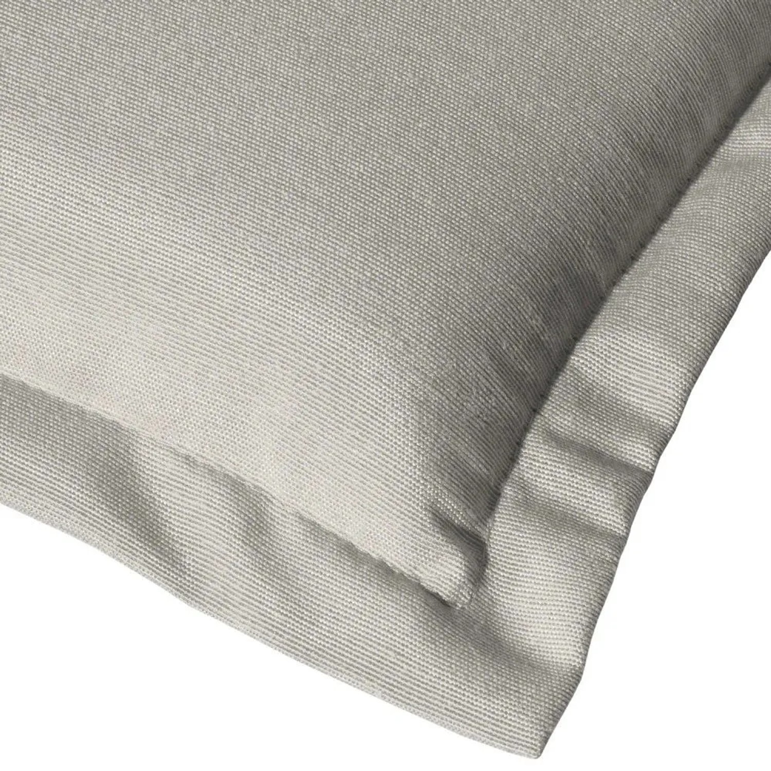 Nahaufnahme der hellgrauen Beautissu Hochlehner Gartenstuhlauflage aus Polyester mit sichtbarer Stofftextur und Stehsaum.