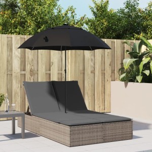 Graue Doppel-Sonnenliege aus Rattan mit Sonnenschirm und Kissen für den Garten.