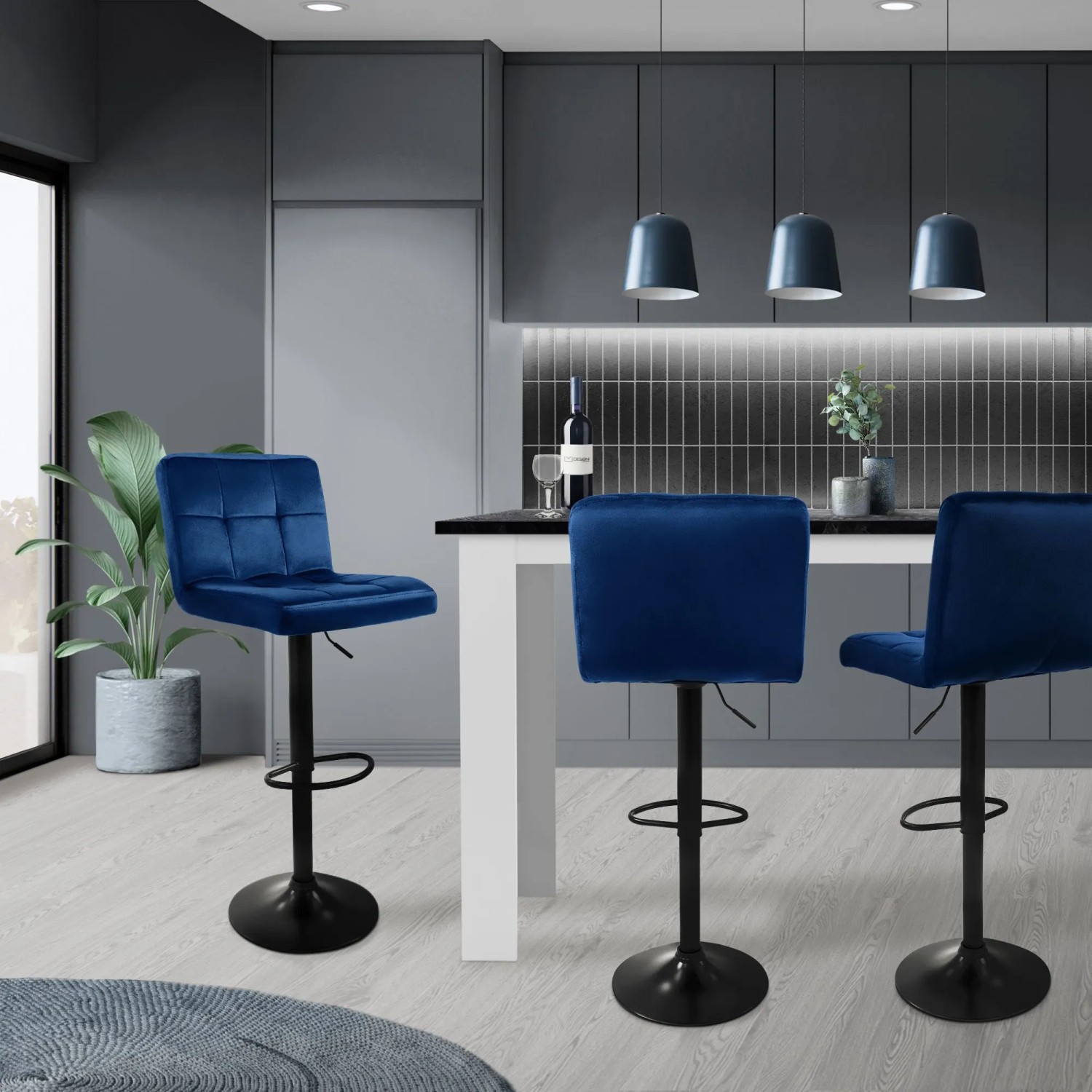 ML-Design Barhocker 2er Set, blau, Samt, mit Rückenlehne und schwarzem Gestell.