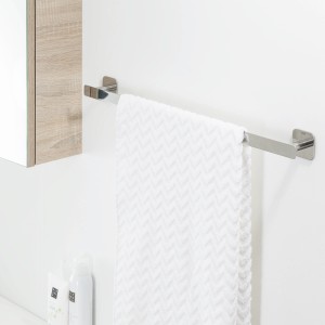 Tiger Handtuchreck Colar, 60 cm, Edelstahl poliert mit weißem Handtuch im Badezimmer.