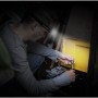 Mann arbeitet mit Energizer Kopflampe Universal + Headlamp. Taschenlampe leuchtet.