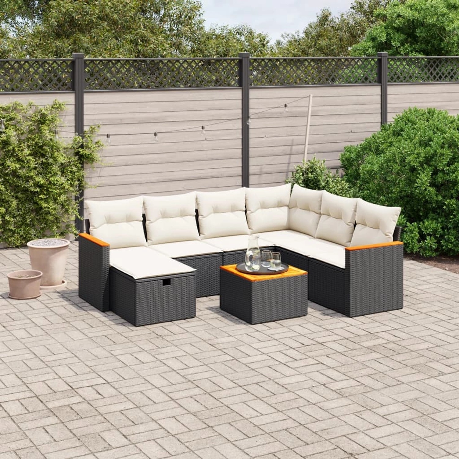 Schwarze 8-tlg. vidaXL Garten-Sofagarnitur aus Rattan mit cremefarbenen Kissen.
