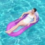 Frau entspannt auf der Bestway Aqua-Lounge Wasserhängematte im Pool.