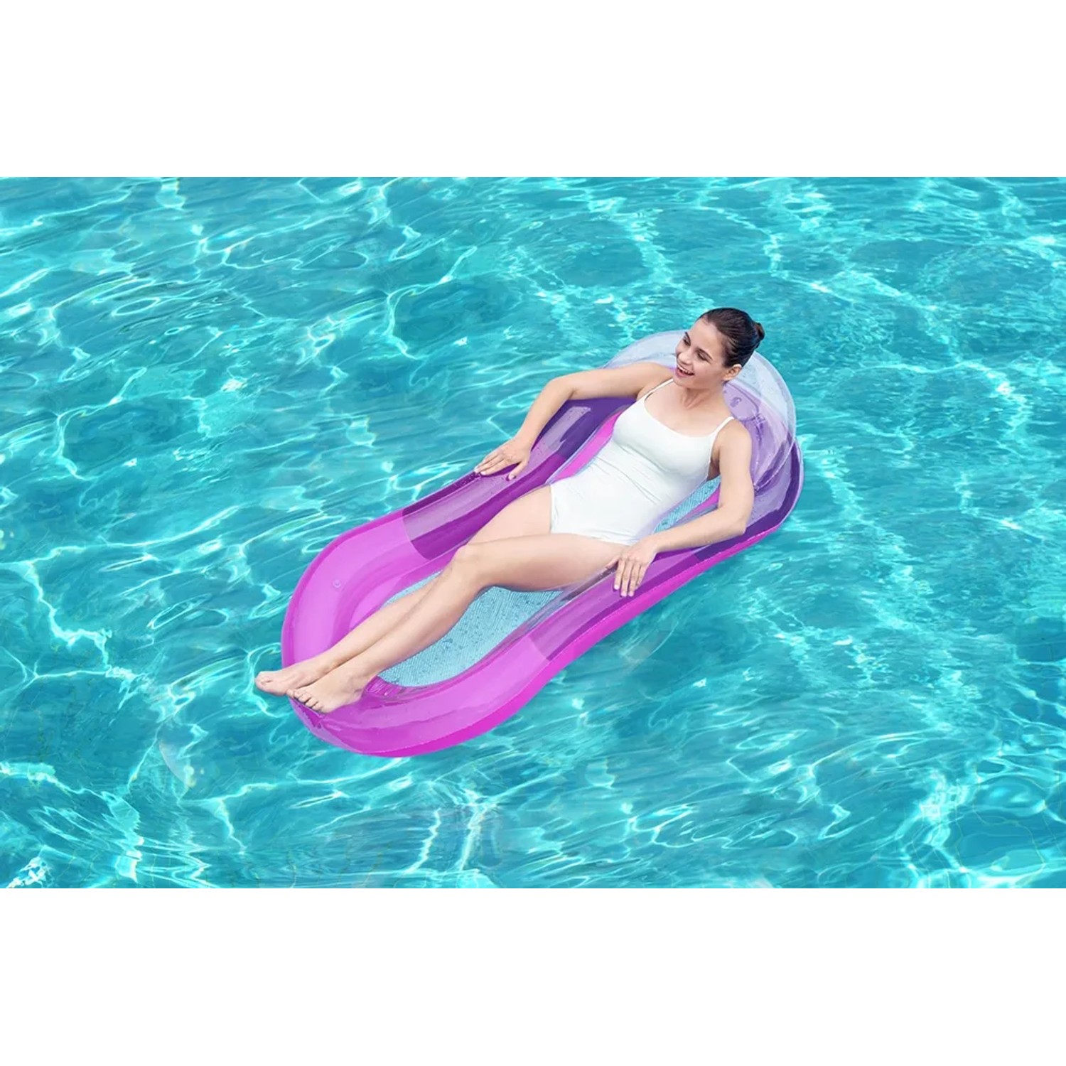 Frau entspannt auf der Bestway Aqua-Lounge Wasserhängematte im Pool.