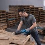 Mann sägt Holz mit Bosch Professional Säbelsäge GSA 12-30. Stichsäge im Einsatz.