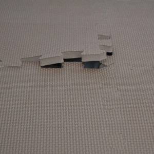 Detailaufnahme der beigen LittleTom Puzzlematte, 27-teiliges Set für Babys und Kinder.