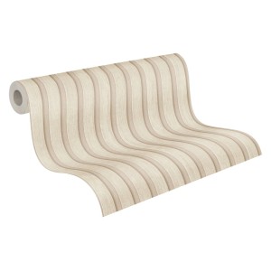 Beige Vliestapete mit wellenförmigem Streifenmuster, teilweise abgerollt.