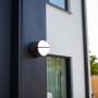 Lutec LED-Außenwandleuchte Eklips, anthrazit, mit drehbaren Köpfen an einer Hauswand.
