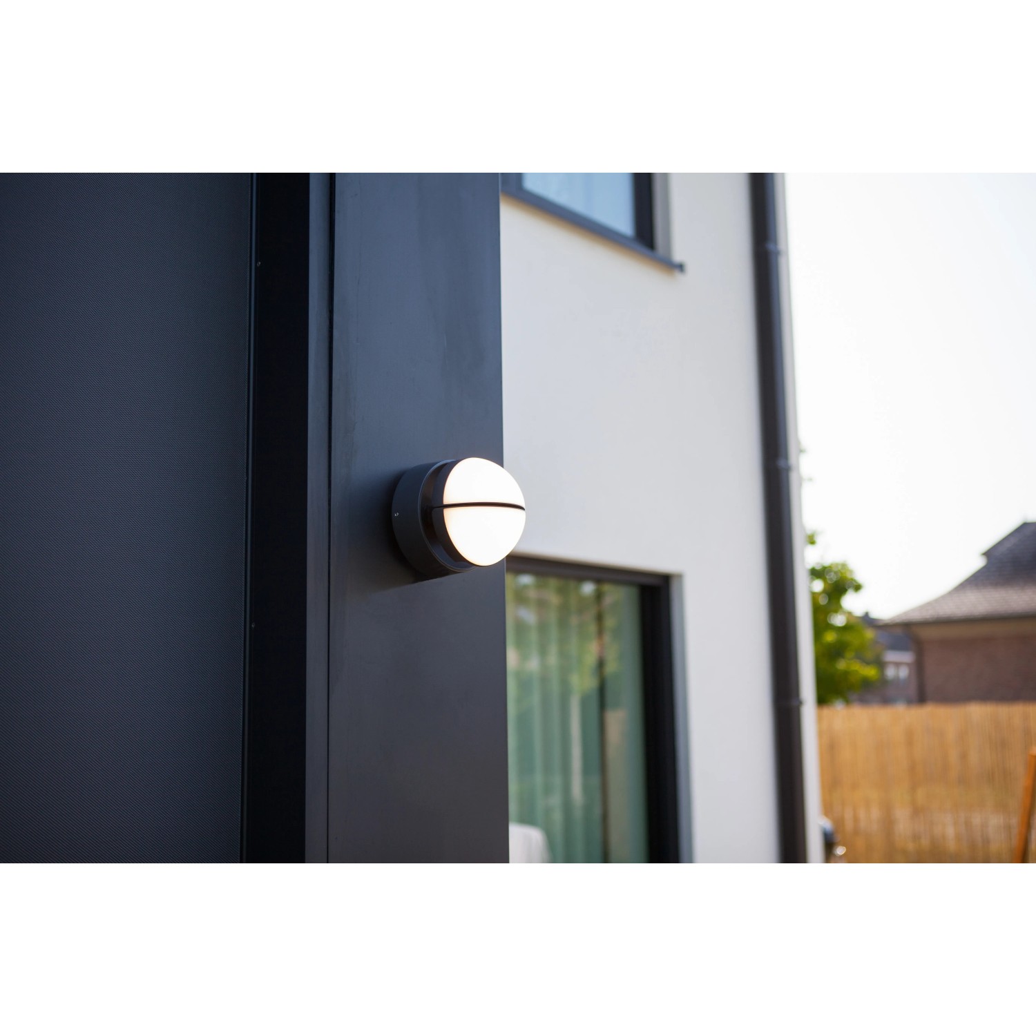 Lutec LED-Außenwandleuchte Eklips, anthrazit, mit drehbaren Köpfen an einer Hauswand.