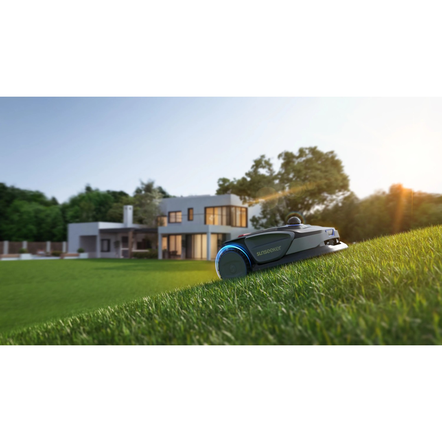 Sunseeker Mähroboter S4 für 1000 m² im Einsatz auf einer Rasenfläche vor einem Wohnhaus.