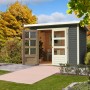 Terragraues Karibu Holz-Gartenhaus Sitten mit Pultdach und geöffneten Doppeltüren.