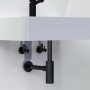 Schwarzes, mattes Kirchhoff Universal Eckventil unter einem Waschbecken montiert.