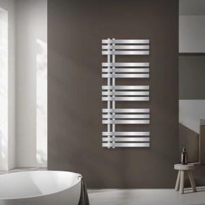 Chromfarbener LuxeBath Badheizkörper Iron 500x1200mm mit Thermostat und Anschlussgarnitur.