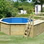 Karibu Holzpool Set mit Sonnenterrasse, Leiter und Filteranlage im Garten.
