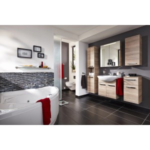 Weiße Laguna Eckwanne 136x136 cm mit Whirlpoolsystem im Badezimmer.