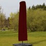 Bordeauxrote MCW Schutzhülle für Ampelschirm bis 3,5m. Wasserdichte Polyester-Abdeckung mit Reißverschluss.