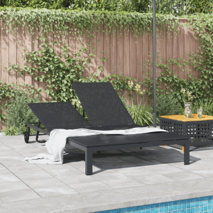Schwarze vidaXL Doppel-Sonnenliege aus Rattan mit Kissen und Rädern für den Garten.
