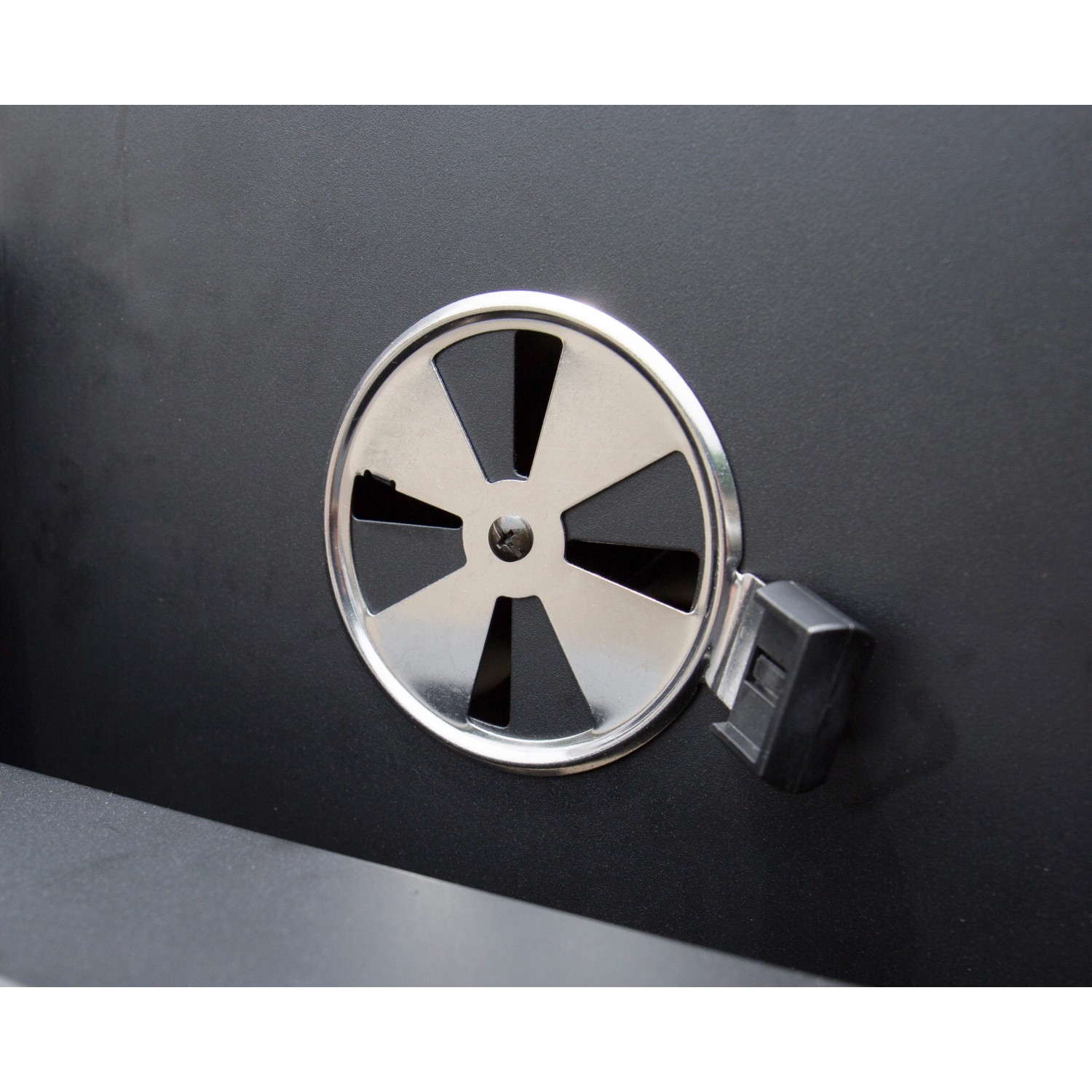 Detailaufnahme: Lüftungsregler am Grillchef Holzkohlegrillwagen für Temperatursteuerung.