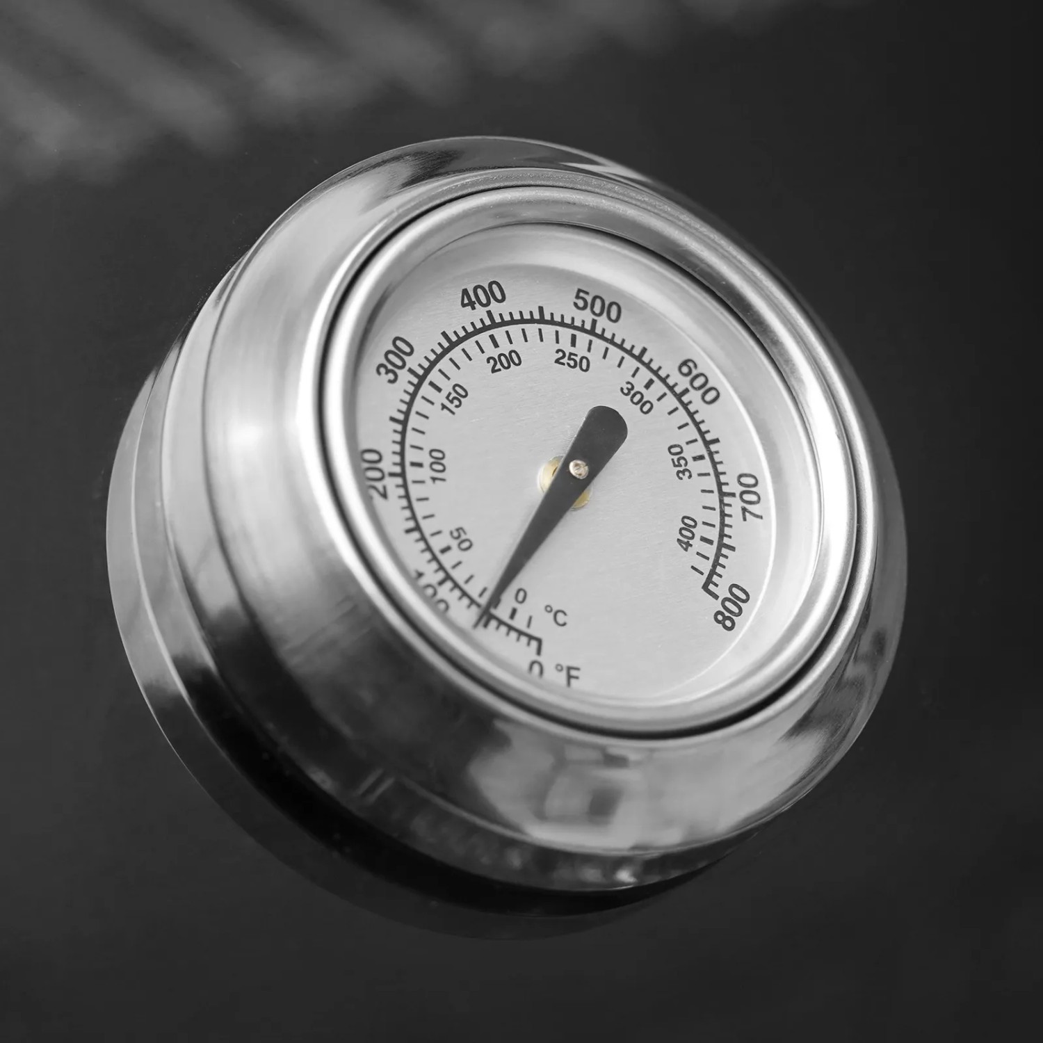 Detailaufnahme des Thermometers am Taino Platinum Yamara 4+2 Gasgrill.