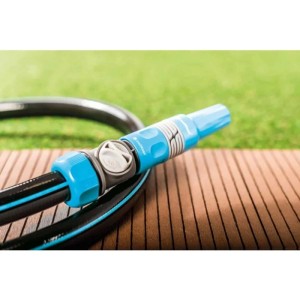 Cell fast Schnellkupplung 3/4 Zoll mit Ventil, blau-grau, am schwarzen Gartenschlauch auf Holzterrasse. Integriertes Drehventil.