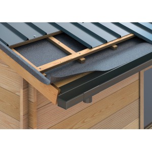 Anthrazitfarbene SDF Kastenrinne RG70 aus Aluminium am Dach eines Gartenhauses.