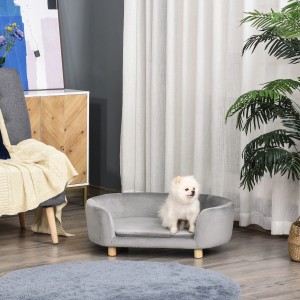 Graues PawHut Hundesofa mit Samtbezug und kleinem, weißen Hund darauf.