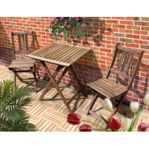 Sedex TAMPA 3-tlg. Balkonset aus naturfarbenem Eukalyptusholz: Klapptisch und 2 Klappstühle auf Terrasse vor Ziegelwand.