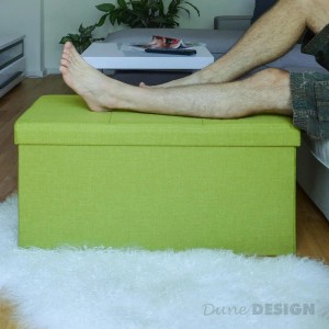 Grüne DuneDesign Faltbare Sitzbank/Truhe (76x38x38cm) als Fußablage genutzt.