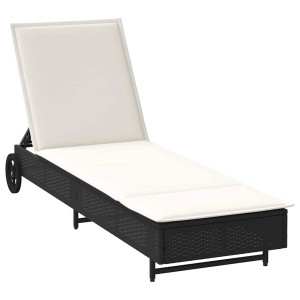 Schwarze Poly Rattan Sonnenliege mit Rollen und creme-weißer Auflage für Garten oder Balkon.