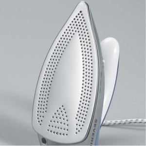 Detailaufnahme der Edelstahlsohle des Severin Reise-Dampfbügeleisen BA 3234 in Silber-Blau.