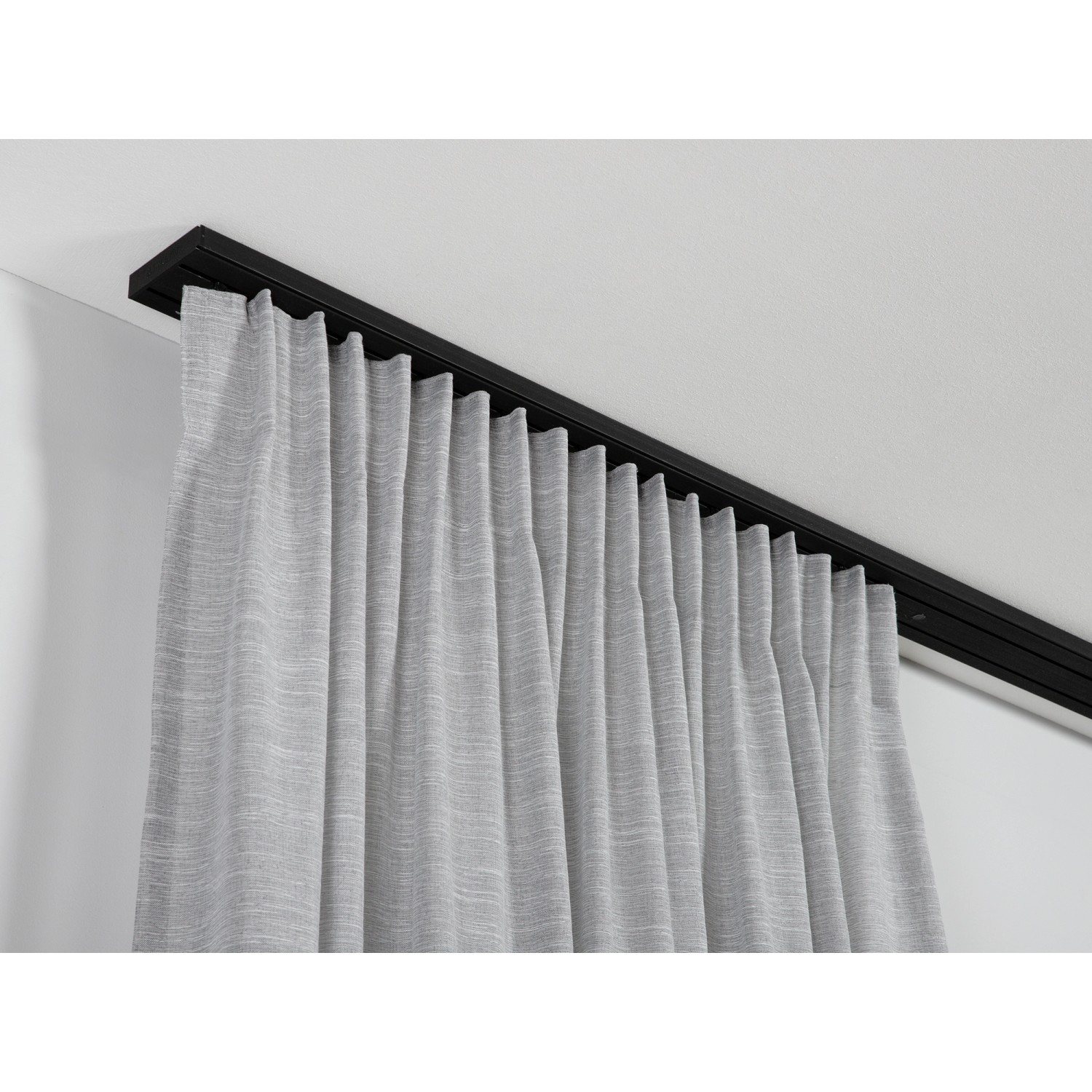 Gardinia Vorhangschienen-Set, 2-läufig, schwarz, 150 cm, mit grauem Vorhang.