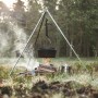 Petromax Dutch Oven FT4.5-T am Dreibein über offenem Feuer. Gusseisen Topf für Outdoor-Küche.