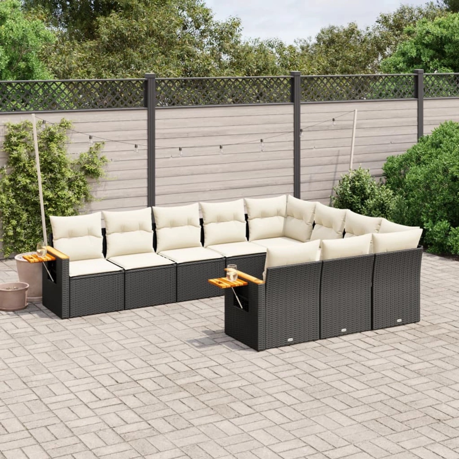 Schwarze 10-tlg. vidaXL Garten-Sofagarnitur aus Poly Rattan mit cremefarbenen Kissen.