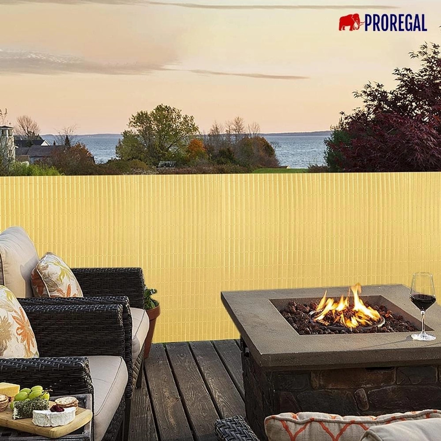 Braune PROREGAL PVC Sichtschutzmatte (2x3m) als Gartenzaun auf Terrasse mit Feuerstelle.