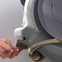 Hozelock Auto Reel Schlauchtrommel mit Schloss als Diebstahlschutz.