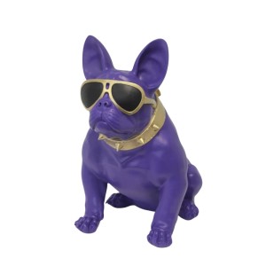 Große violette Deko Bulldogge mit goldener Brille und Halsband. Glänzende Hundefigur für Gartendekoration.