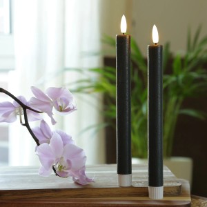 Zwei graue LED Stabkerzen (H 24cm) in Rustik-Optik mit warmweißem Licht und Timer. Tischdeko.