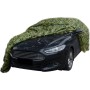 Grünes Tarnnetz mit Woodland-Muster bedeckt ein Auto. Ideal als Abdeckmaterial und Schutz.