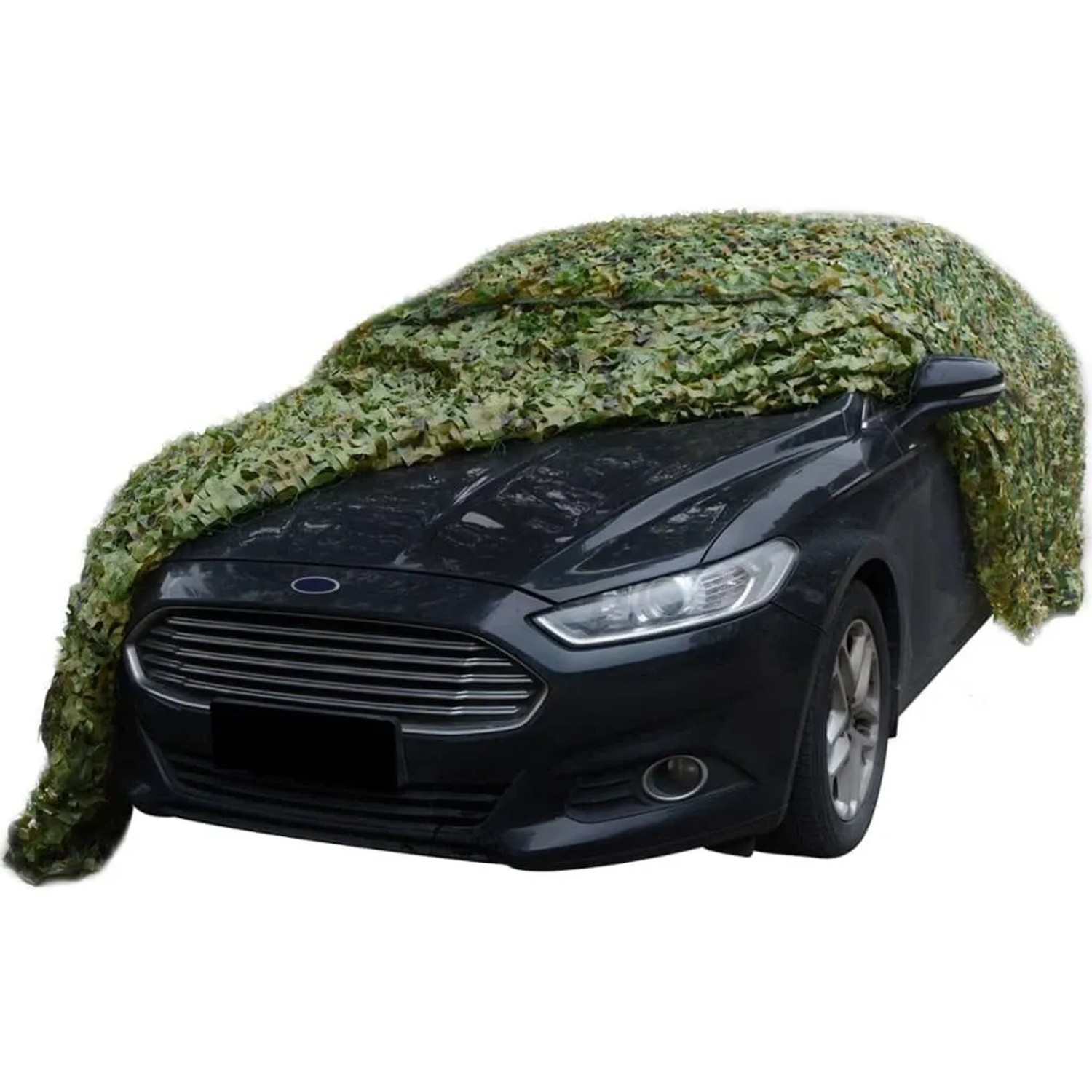 Grünes Tarnnetz mit Woodland-Muster bedeckt ein Auto. Ideal als Abdeckmaterial und Schutz.