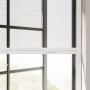 Weißes Insektenschutzrollo mit Kassette am Fensterrahmen.