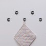 Wandhaken Hooks4home Retro, schwarz matt, Stahl, mit Topflappen an der Wand.